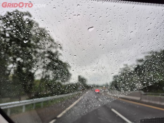 Ternyata Noda Air Pada Kaca Mobil Lama-lama Bisa Jadi Jamur!