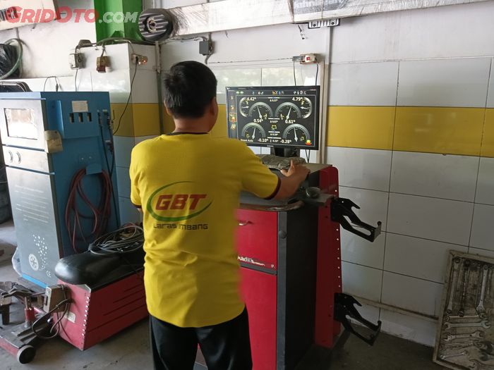 Ilustrasi spooring mobil