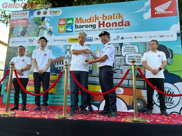 Acara pelepasan peserta Mudik Balik Bareng Honda dihadiri langsung Direktur Sarana dan Keselamatan Transportasi Jalan Ditjen Perhubungan Darat (Ditjen Hubdat) Kemenhub, Yusuf Nugroho (kedua dari kanan)