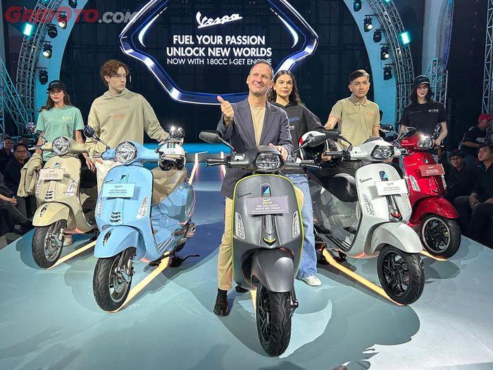 Marco Noto La Diega, Managing Director and Country CEO PT Piaggio Indonesia (Tengah) menyebut motor dengan mesin i-get 180 cc ini punya fitur yang lebih modern