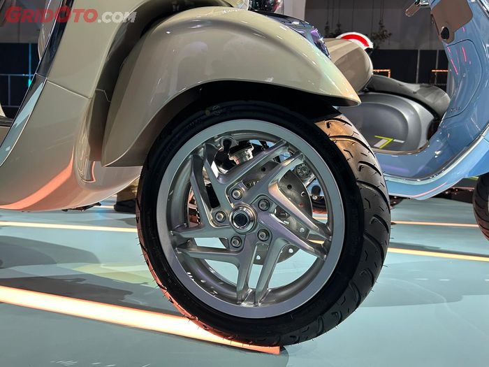 Vespa Primavera dan Sprint bermesin i-get 180 cc juga mendapatkan pelek dengan desain baru