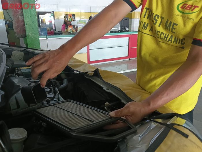 Ilustrasi pemasangan filter udara