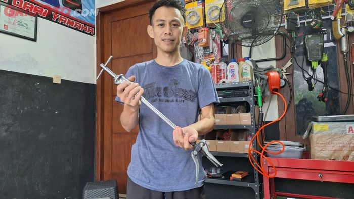 Teguh Rahayu dan alat khusus atau trekker untuk melepas komstir yang sudah dimodifikasi