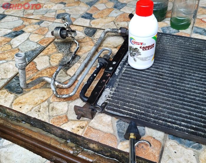 Ilustrasi pembersihan kondensor AC mobil