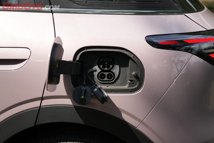 Soket charger AC Type 2 dan DC CCS2 Geely EX2