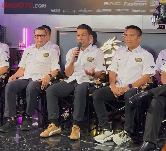 H. Rizky Fauzi, Team Director Management Dewa United Motorsport (tengah), tim saat ini sudah membeli dua unit mobil Formula 4