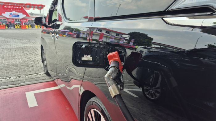 Ilustrasi isi bensin BBM