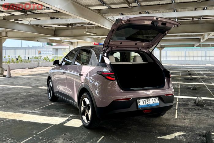 Bagasi belakang Geely EX2 cukup memuat barang bawaan yang banyak