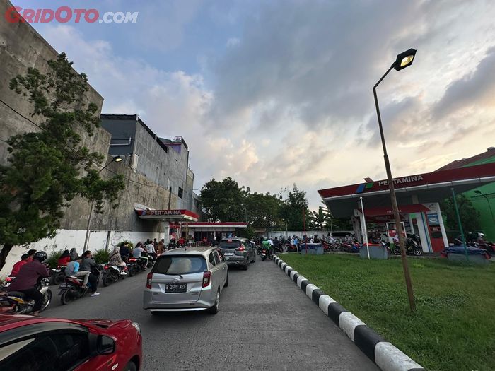 Antrean pengisian BBM di SPBU Pertamina di Bekasi pada 31 Maret 2026