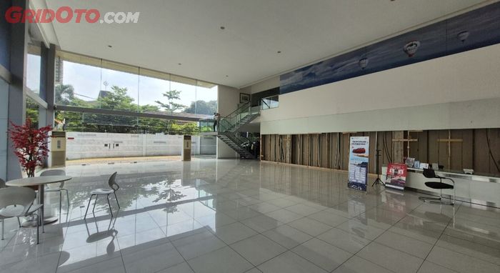 Area showroom tampak sudah kosong