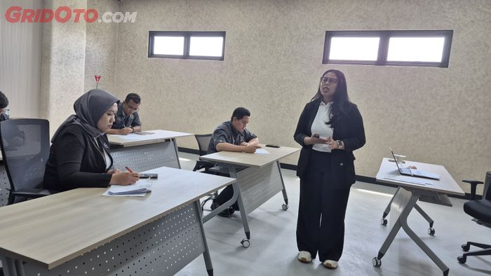 Salah satu ruang kelas training center Mazda