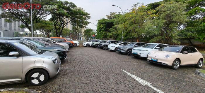 Jejeran mobil dalam Parade Chindo. Editorial GridOto yang mengulas fenomena mobil Cina di Indonesia 