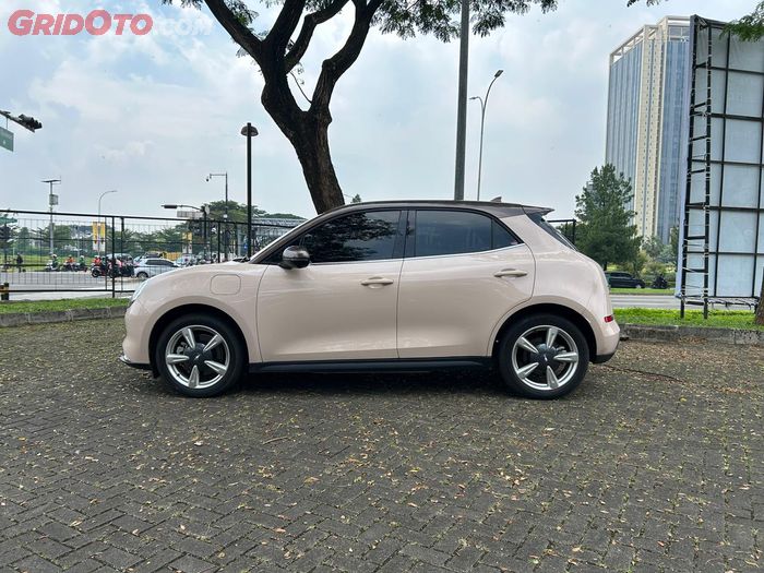Meski terlihat kecil dari foto, GWM Ora 03 sebenarnya punya dimensi yang cukup besar untuk mobil bertampang imut