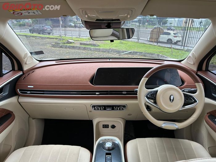 Interior GWM Ora 03 didesain mewah dengan penggunaan material bergkualitas, dan finishing presisi