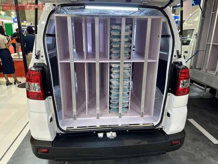 Rak buat menaruh ompreng makanan MBG di Suzuki APV