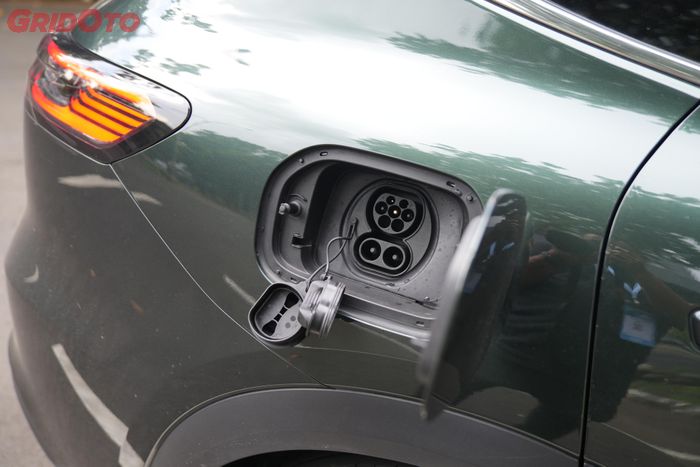 Geely Starray EM-i bisa dicas dengan port charger AC Type 2 dan DC CCS2