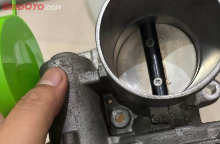 Throttle body yang baru dibersihka 
