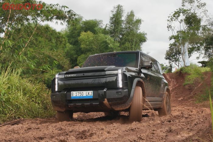 Chery J6T saat melewati medan tanah gembur setelah terkena guyuran hujan