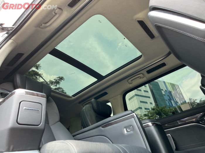 Panoramic roof milik Maxus Mifa9, yang menambah kesan mewah dan lapang area kabin