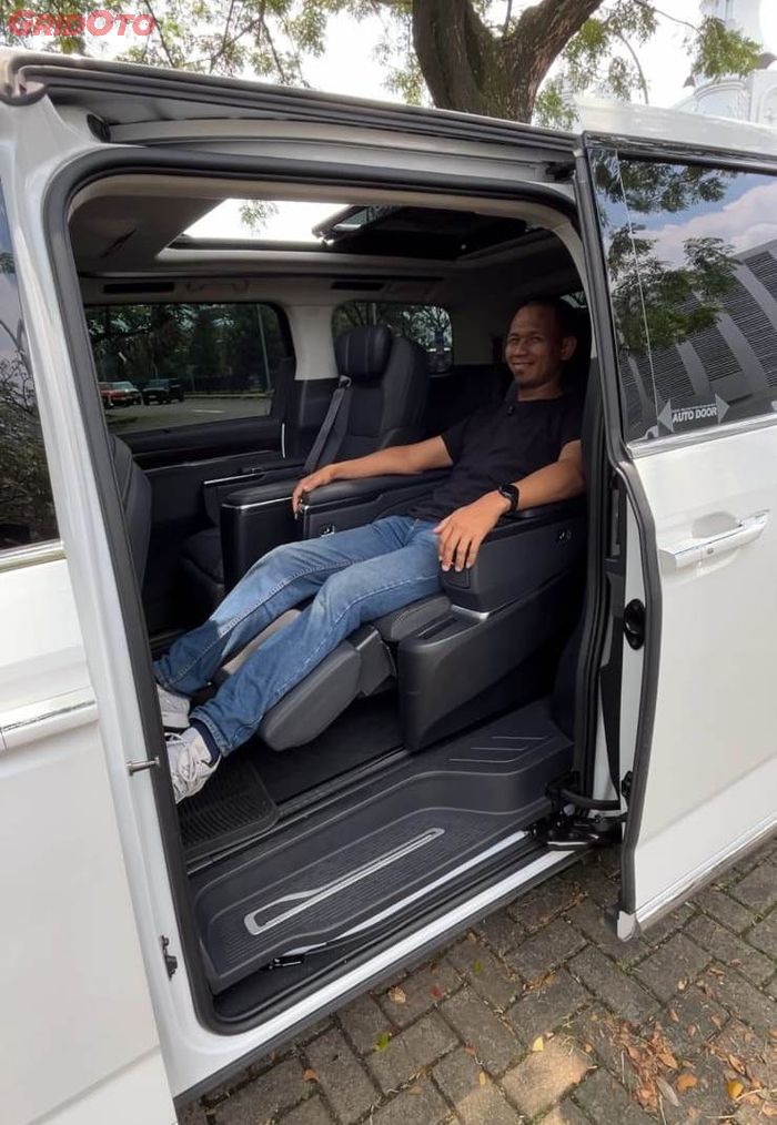 Duduk di jok baris kedua Maxus Mifa9, langsung serasa seperti seorang CEO, hehee...