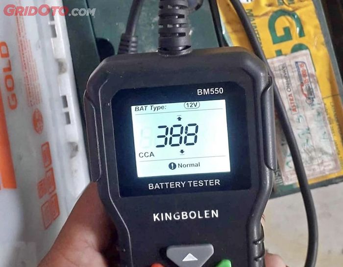 Ilustrasi cek kondisi aki mobil