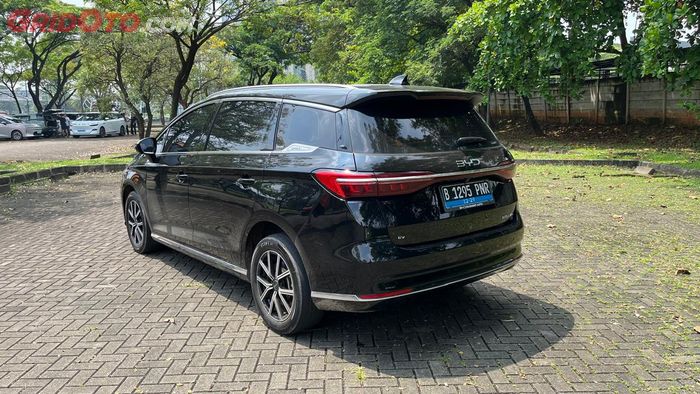 BYD M6 jadi MPV EV terlaris di Indonesia