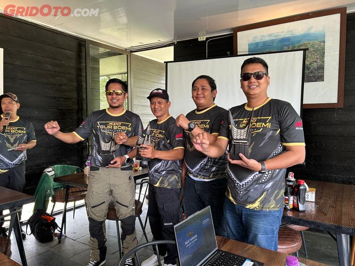 Komunitas MAXI di Sumatera memberikan tanda mata pada para peserta MAXI Tour Boemi Nusantara