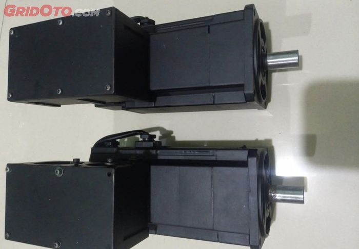 Motor servo ac mobil