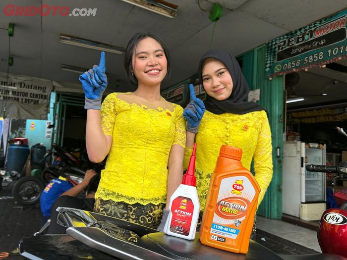 Program menjadi lebih menarik karena proses ganti oli dilakukan mekanik wanita yang didandani menggunakan kebaya
