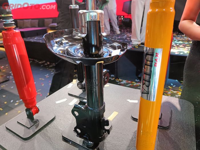 Sokbreker depan Kayaba Premium untuk Innova Zenix