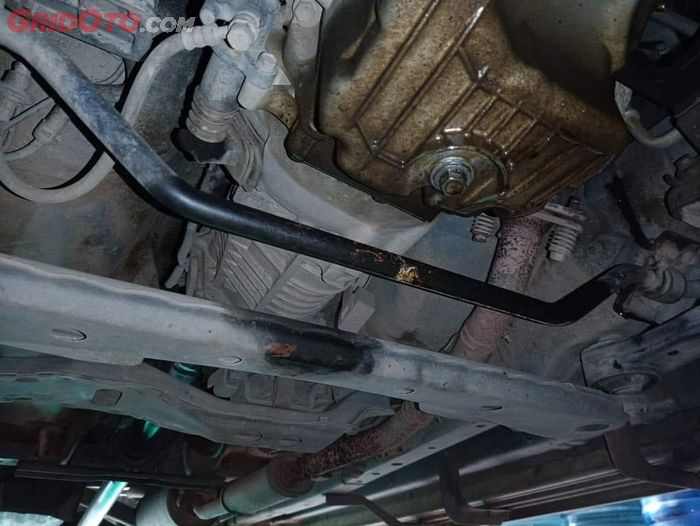 Oli mesin mobil rembes