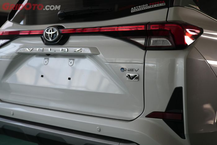 Emblem identitas Toyota Veloz Hybrid tipe V