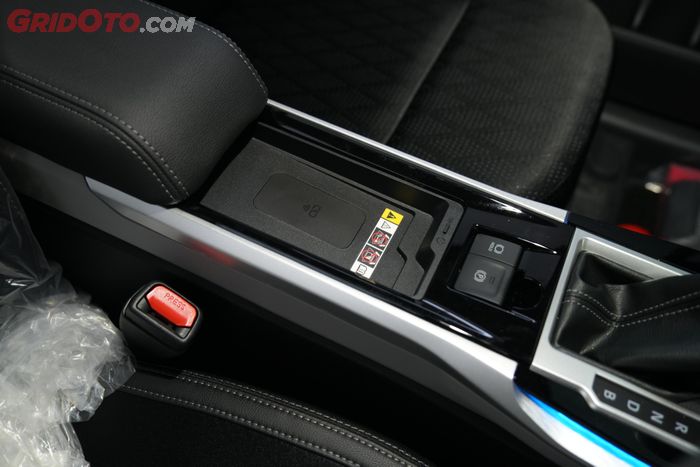 Toyota Veloz Hybrid tipe V tetap mendapat wireless charging dan rem parkir elektrik