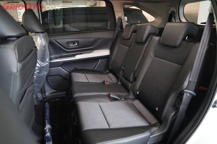 Toyota Veloz Hybrid tipe V dengan jok kulit kombinasi fabric warna hitam