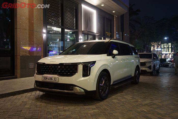 Kia Carnival mungkin jadi mobil Korea paling populer di Hanoi.