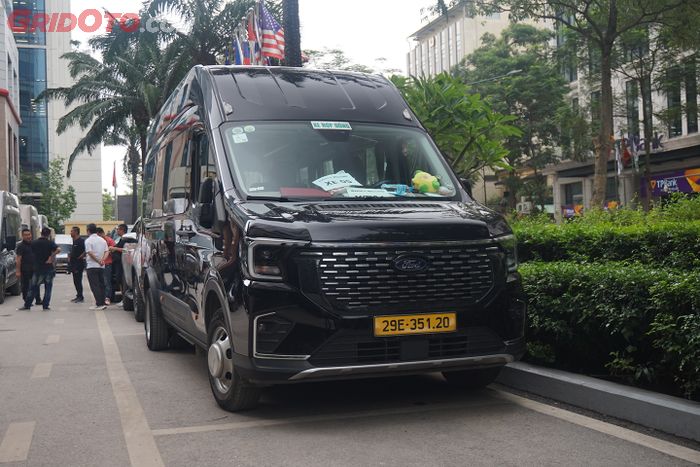 Ford Transit T8 jadi tunggangan sehari-hari kami di Hanoi dan Haiphong.