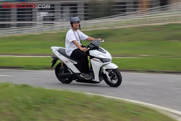 Ketika menikung, VinFast Viper spek Vietnam lincah.