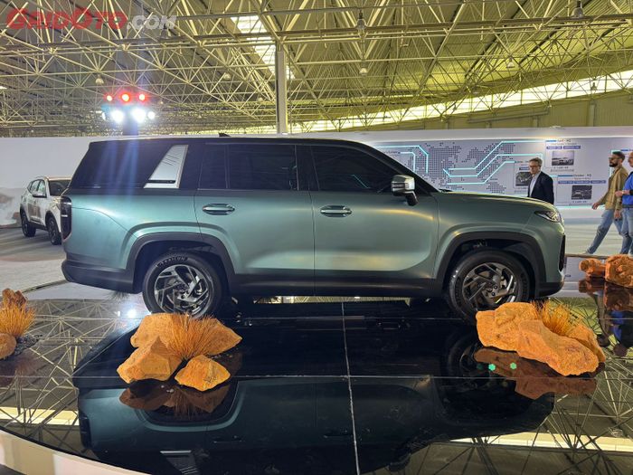 Wheelbase 2.800 memberi ruang besar di interior