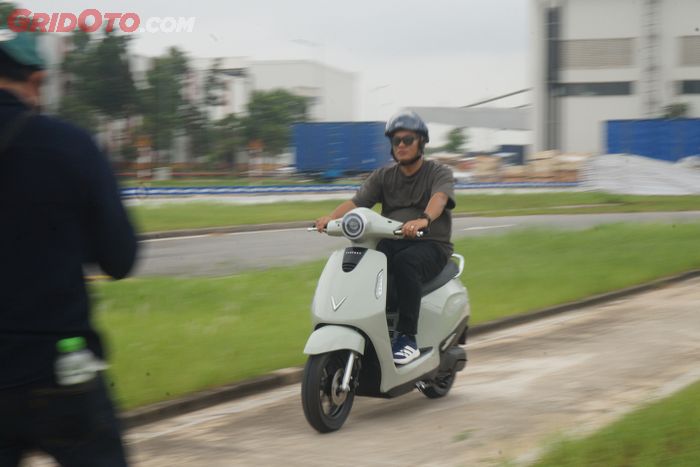 VinFast Evo saat dites oleh awak media di test track di Haiphong, Vietnam.