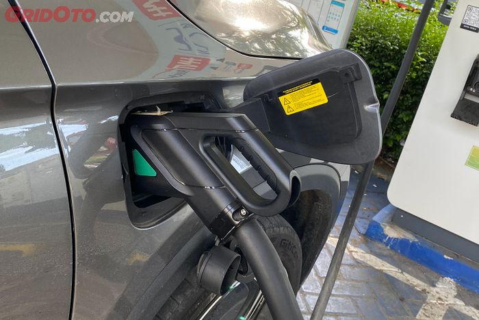 Port CCS 2 pada Polytron G3+ sangat memudahkan ketika ingin pengecasan cepat.