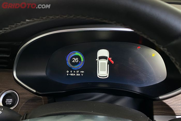 Tampilan instrumen Polytron G3+ saat mengecas, tidak banyak informasinya.