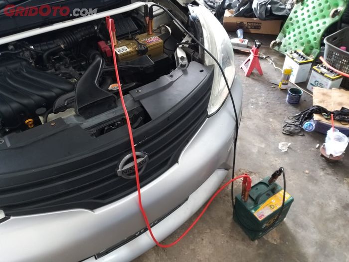 Aki mobil bisa dilakukan jumper dalam keadaan darurat