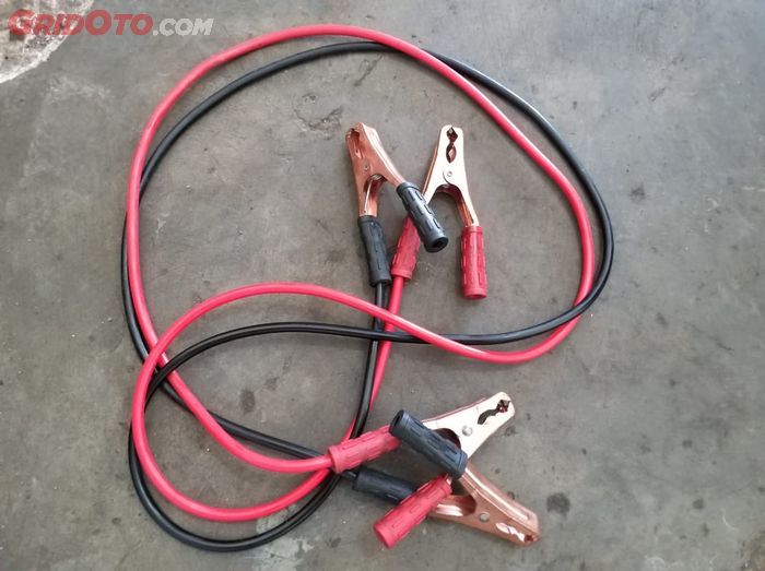 kabel jumper aki mobil berwarna merah dan hitam