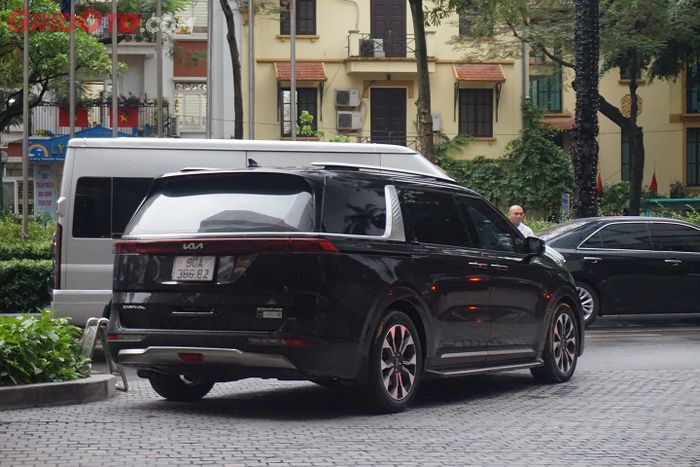 Kia Carnival versi pra-facelift terpergok di Hanoi.