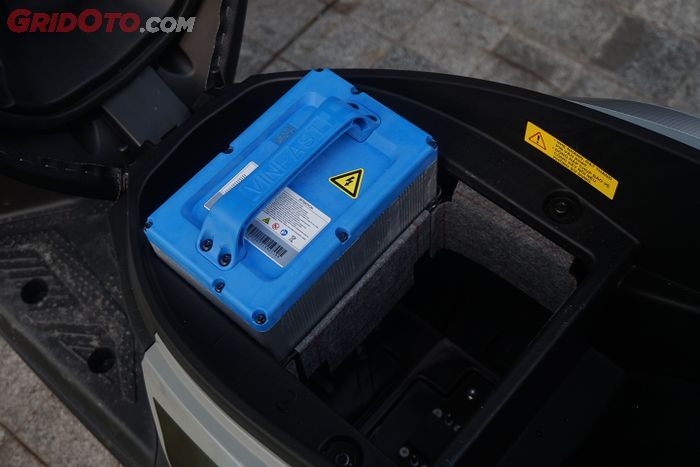 Dock baterai VinFast Viper bisa menerima dua baterai sekaligus.