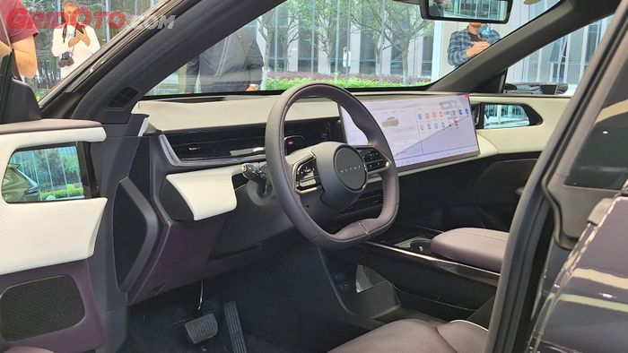 Bagian pengemudi Mazda EZ-60 alias CX-6e, terdapat layar yang menggantikan spion 