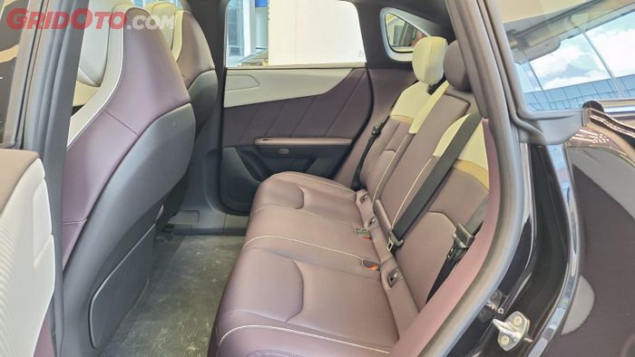 Bagian penumpang Mazda EZ-60 alias CX-6e