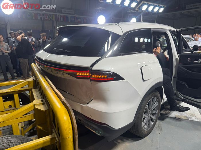 Hantaman dari arah belakang menggunakan panel dinamis berkecepatan 40 km/jam