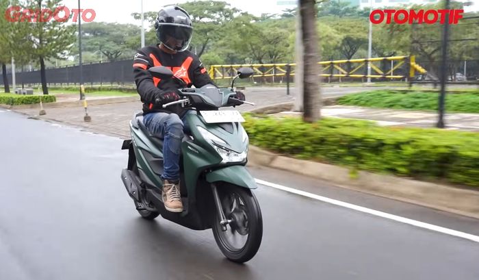 Tetap tenang saat mendengar suara sirine ambulans, lihat kondisi sekitar dan pastikan aman, lalu bermanuver memberi jalan
