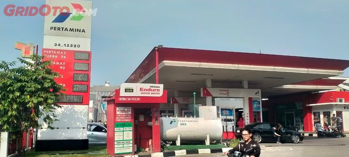 Pertamina menaikkan kembali harga BBM diesel dan bensin